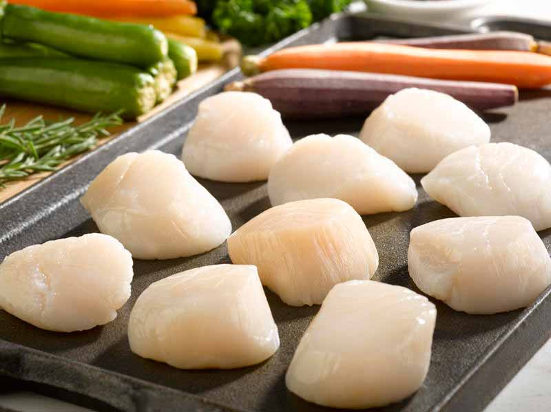 Dry Sea Scallops on Pan with Fresh Vegetables