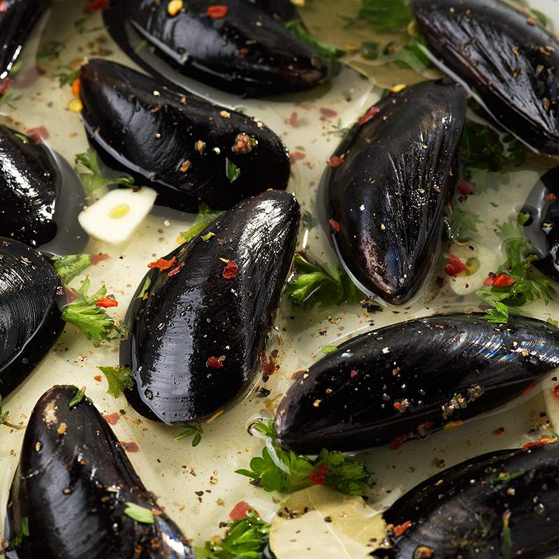 Steamed Mussels in White Wine with Garlic and Herbs